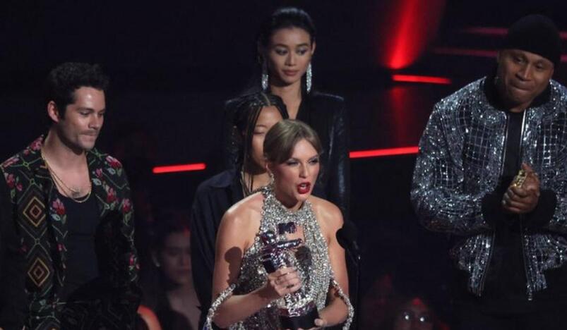 Taylor Swift Wins Top MTV Video Award Announces New Album